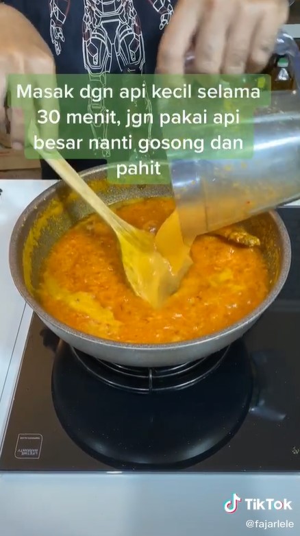 7 Cara bikin sambal hitam ala bumbu bebek Madura, gurihnya nendang
