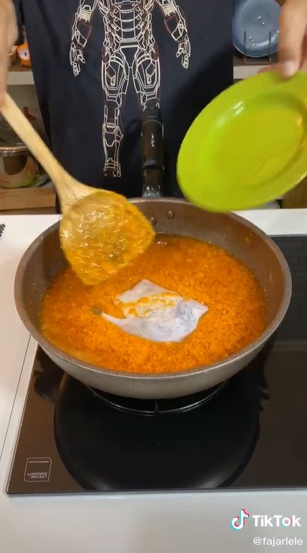 7 Cara bikin sambal hitam ala bumbu bebek Madura, gurihnya nendang