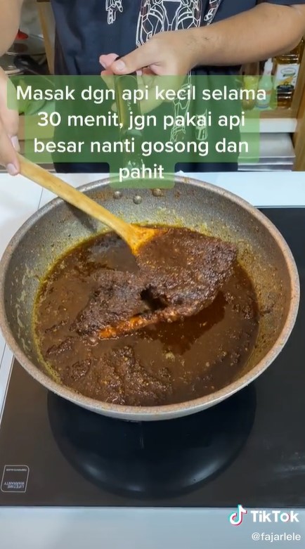 7 Cara bikin sambal hitam ala bumbu bebek Madura, gurihnya nendang