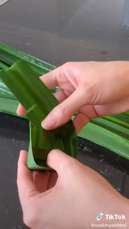 9 Cara membuat takir daun pandan untuk wadah jajanan, dijamin kokoh