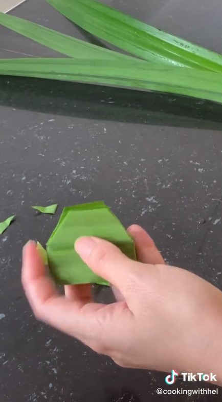 9 Cara membuat takir daun pandan untuk wadah jajanan, dijamin kokoh
