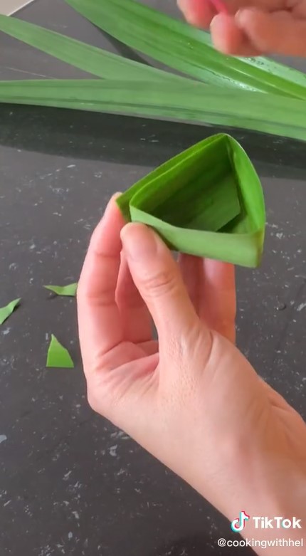 9 Cara membuat takir daun pandan untuk wadah jajanan, dijamin kokoh