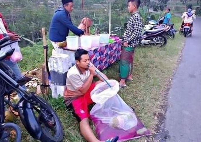 Kelakuan kocak orang minum di wadah plastik Berbagai sumber