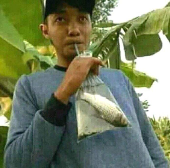 Kelakuan kocak orang minum di wadah plastik Berbagai sumber Kelakuan kocak orang minum di wadah plastik Berbagai sumber