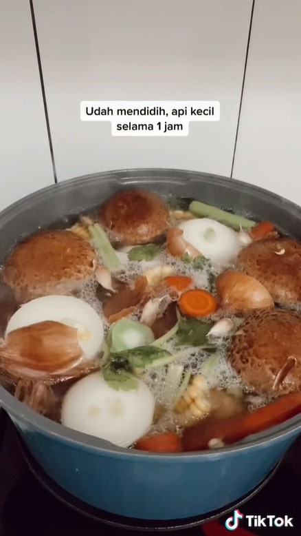 Cara mudah bikin kaldu dari sisa sayur, lebih sehat dan bisa buat stok