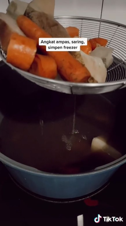 Cara mudah bikin kaldu dari sisa sayur, lebih sehat dan bisa buat stok