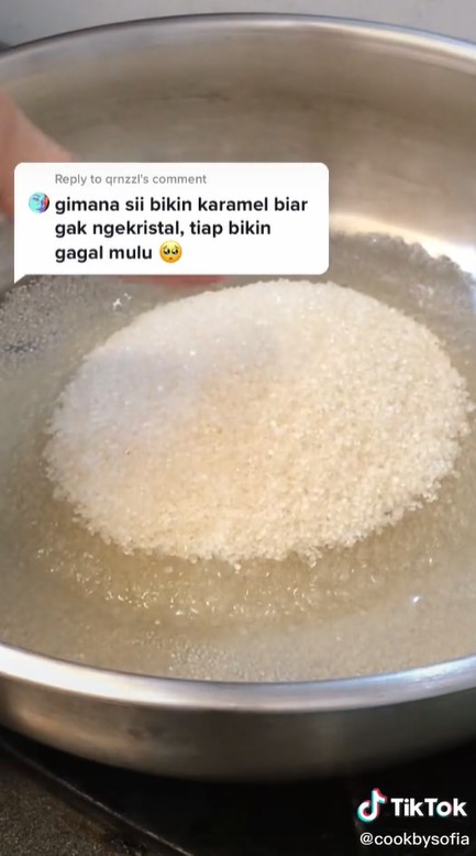 Trik membuat saus karamel agar tidak gosong dan mengkristal