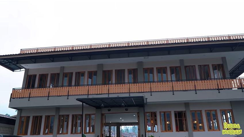 10 Potret restoran Sunda Lesty Kejora-Rizky Billar, mewah dan cozy