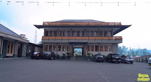 10 Potret restoran Sunda Lesty Kejora-Rizky Billar, mewah dan cozy