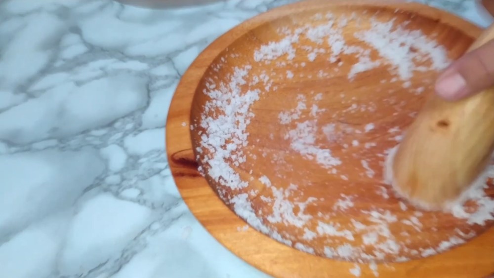 Jangan pakai sabun, begini trik membersihkan cobek baru berbahan kayu