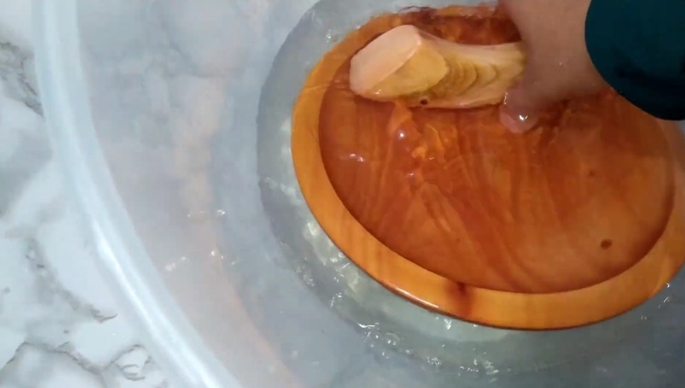 Jangan pakai sabun, begini trik membersihkan cobek baru berbahan kayu