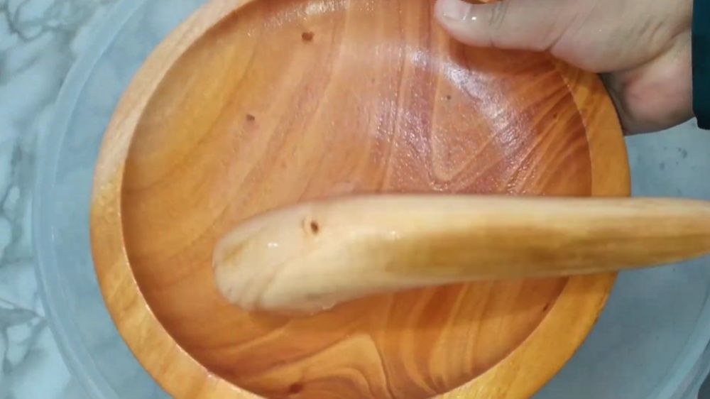 Jangan pakai sabun, begini trik membersihkan cobek baru berbahan kayu