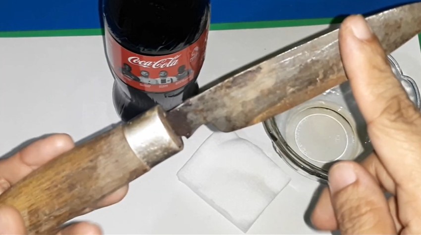 Cara bersihkan pisau dapur berkarat, cuma pakai 1 bahan