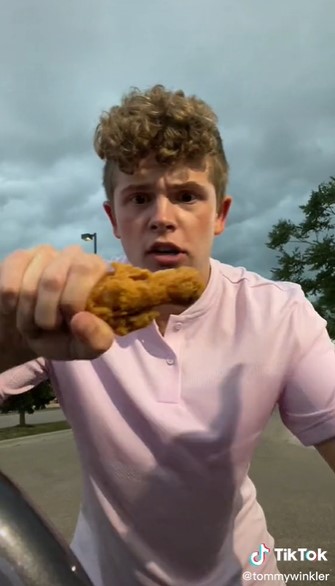 Cara cepat pisahkan tulang paha ayam goreng, bersih tanpa digigit