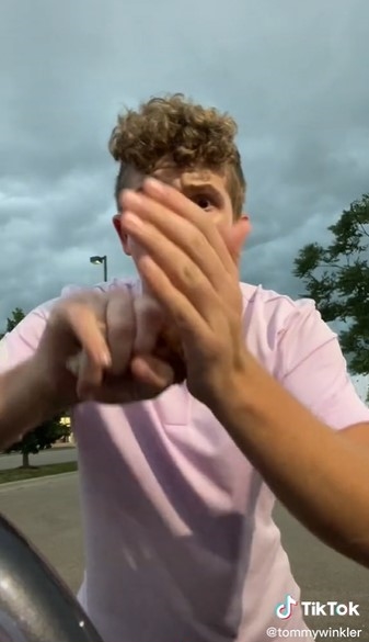 Cara cepat pisahkan tulang paha ayam goreng, bersih tanpa digigit