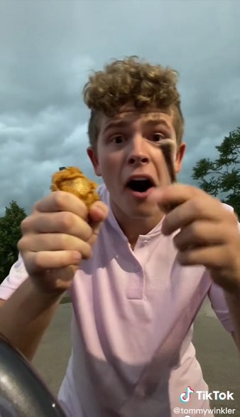 Cara cepat pisahkan tulang paha ayam goreng, bersih tanpa digigit