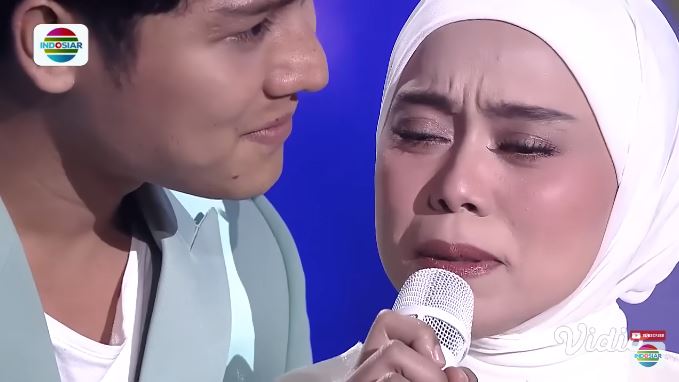 ekspresi lesty saat nyanyi dipeluk billar © berbagai sumber