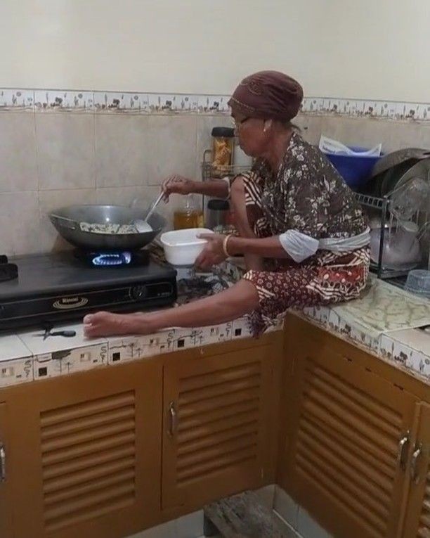 13 Kelakuan kocak emak-emak saat masak ini bikin geleng kepala