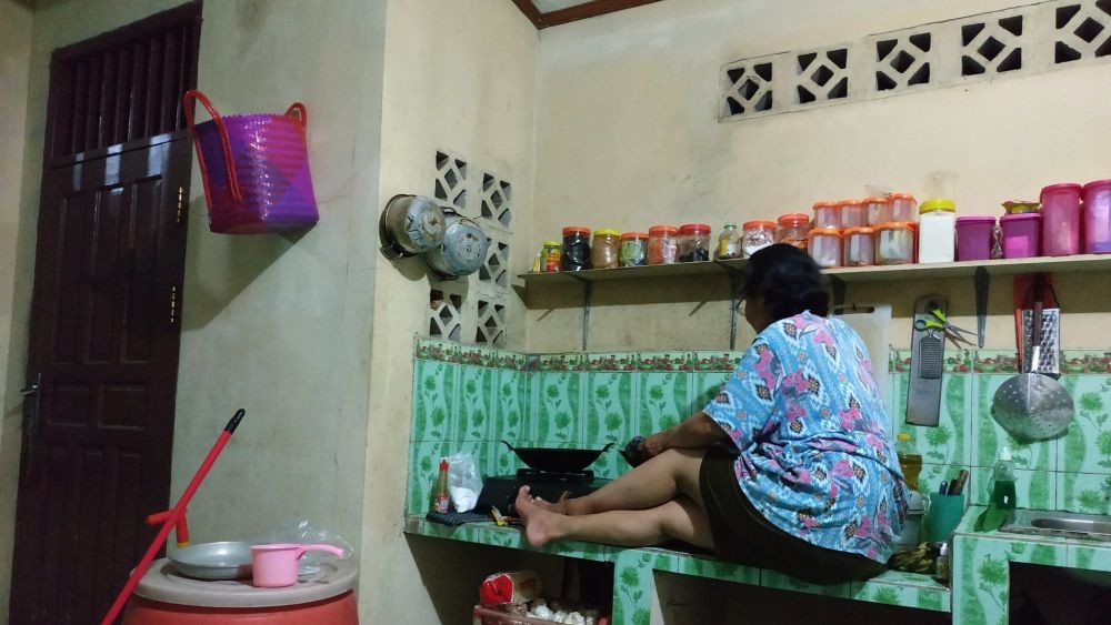 Kelakuan kocak emak-emak saat masak Berbagai sumber