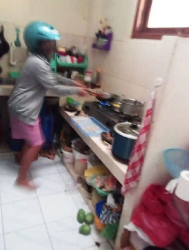 Kelakuan kocak emak-emak saat masak Berbagai sumber