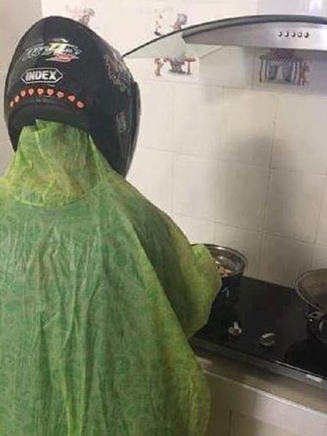Kelakuan kocak emak-emak saat masak Berbagai sumber