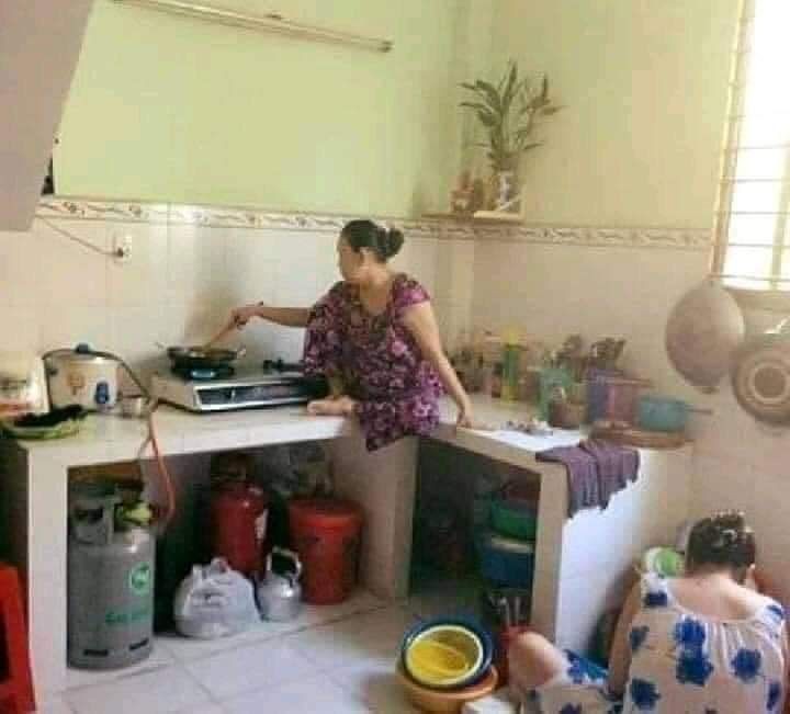 Kelakuan kocak emak-emak saat masak Berbagai sumber