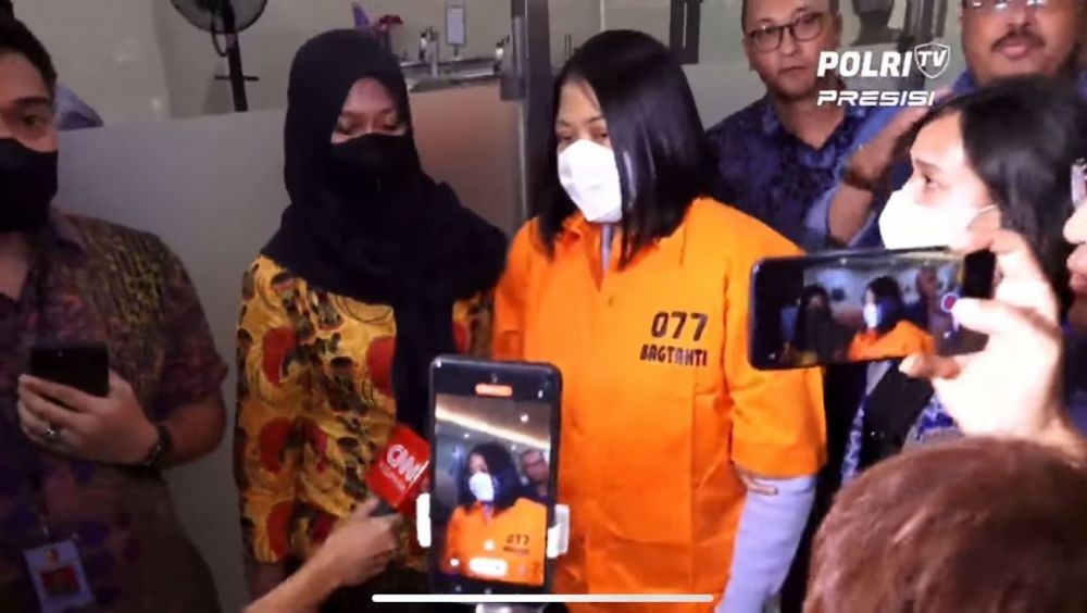 Tangis Putri Candrawathi titip pesan untuk anak usai resmi ditahan