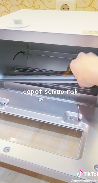 Wajib tahu, ini 7 cara membersihkan oven agar awet & tak mudah rusak