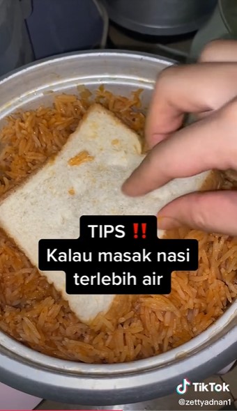 Trik mengatasi nasi terlalu lembek, cuma pakai roti tawar