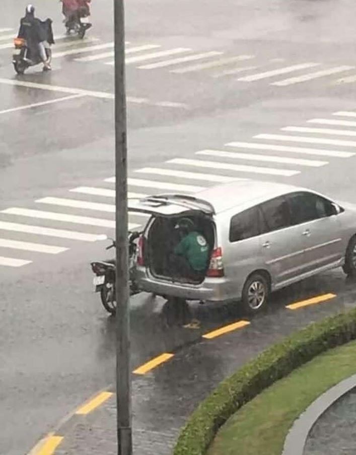 Kelakuan kocak orang saat berteduh Berbagai sumber