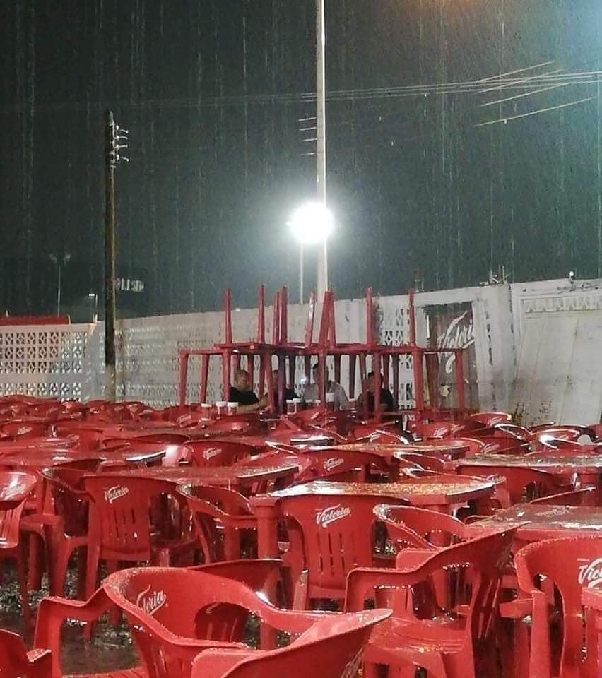 Kelakuan kocak orang saat berteduh Berbagai sumber