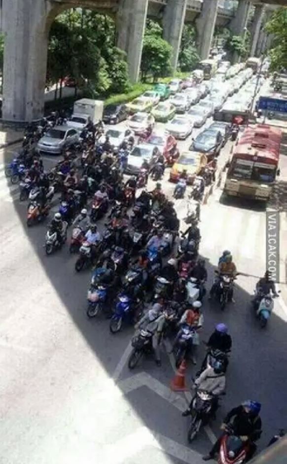 Kelakuan kocak orang saat berteduh Berbagai sumber