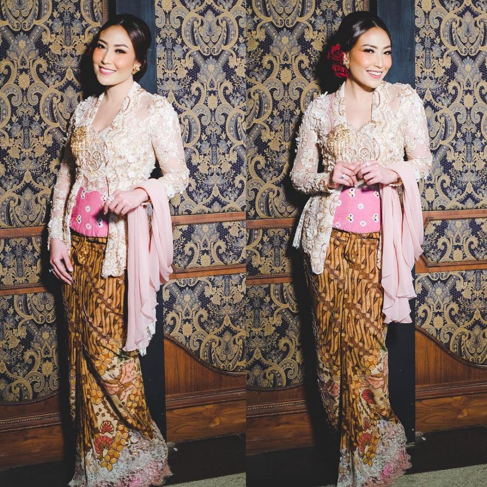 Ayu Dewi kenakan kebaya © 2022 Instagram 