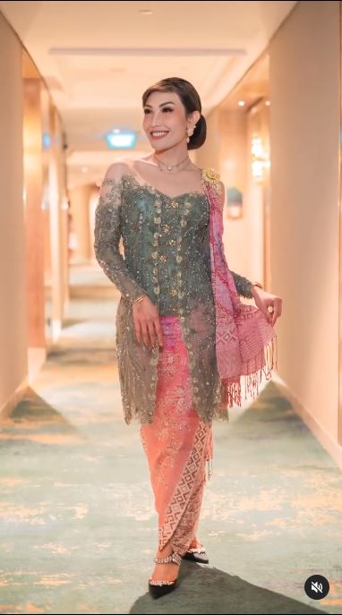 Ayu Dewi kenakan kebaya © 2022 Instagram 