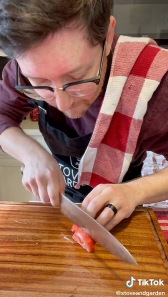 Cara jitu memotong tomat agar tidak mudah hancur dan airnya terbuang