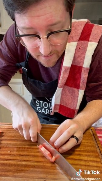 Cara jitu memotong tomat agar tidak mudah hancur dan airnya terbuang