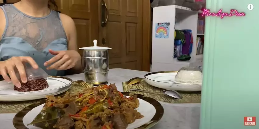 10 Makanan dan minuman dikonsumsi Ayu Dewi, jaga kulit selalu sehat