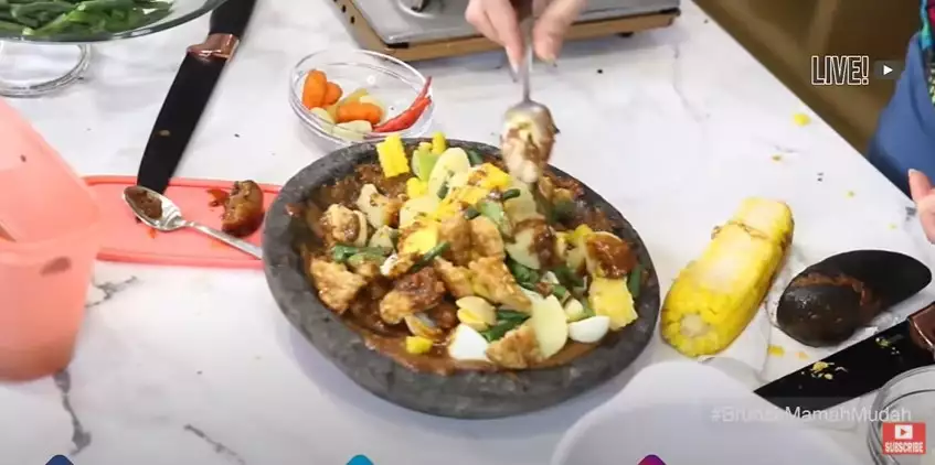 10 Makanan dan minuman dikonsumsi Ayu Dewi, jaga kulit selalu sehat