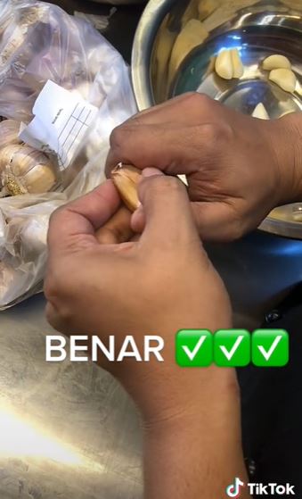 Tanpa pisau, begini cara cepat mengupas bawang putih