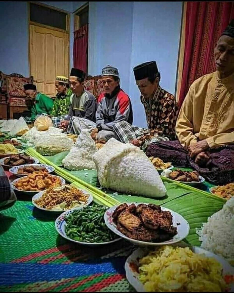 Potret kocak orang makan porsi besar © berbagai sumber