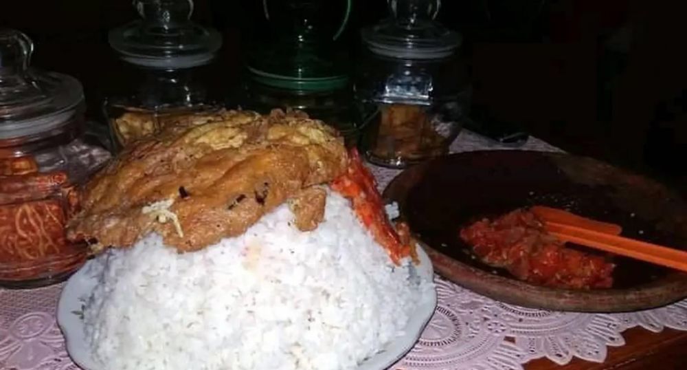 Potret kocak orang makan porsi besar © berbagai sumber