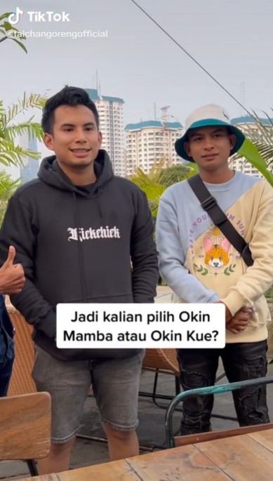 Pedagang ini viral usai disebut mirip penyanyi © berbagai sumber