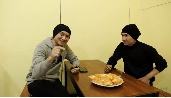 momen pertemuan anji dengan kembaran © YouTube momen pertemuan anji dengan kembaran © YouTube