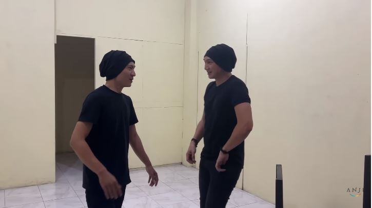 momen pertemuan anji dengan kembaran © YouTube momen pertemuan anji dengan kembaran © YouTube