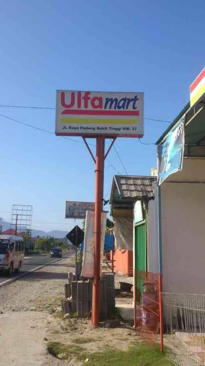 spanduk jualan nyeleneh © berbagai sumber