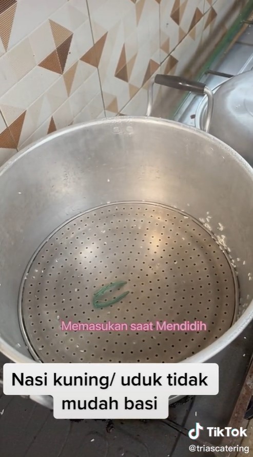 Trik memasak nasi kuning supaya lebih awet dan tak cepat basi