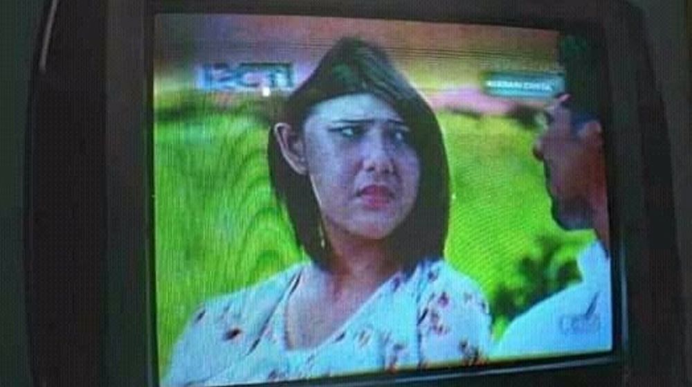 11 Potret lucu nonton sinetron di TV rusak Berbagai sumber