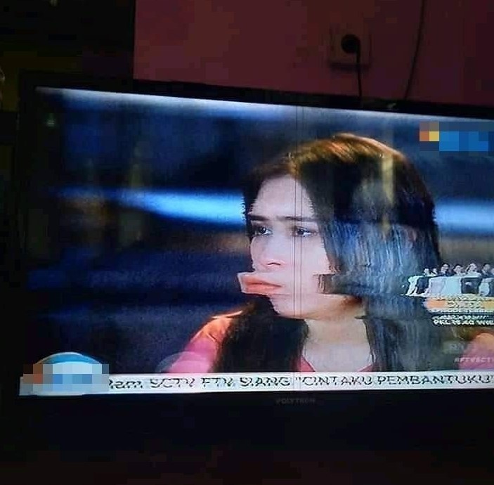 11 Potret lucu nonton sinetron di TV rusak Berbagai sumber