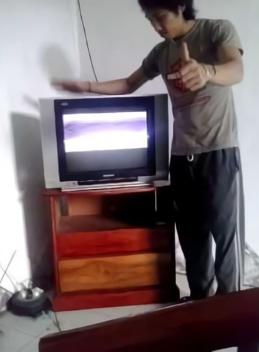 11 Potret lucu nonton sinetron di TV rusak Berbagai sumber