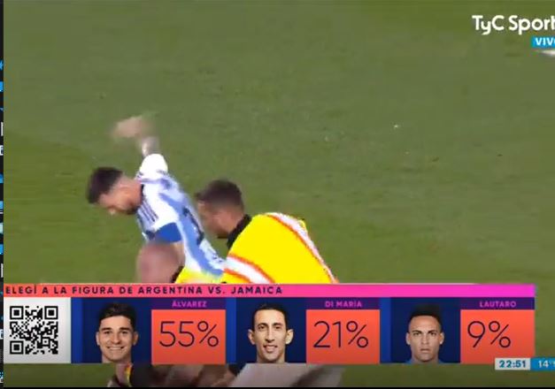 Detik-detik fans rela turun ke lapangan demi tanda tangan Lionel Messi